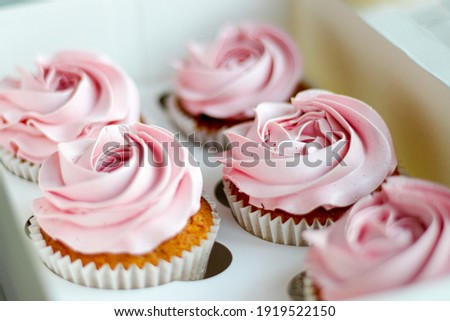 Cupcakes box with delicious pink frosting. Ideal for parties and celebrations.