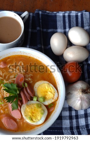 The photo is a photo of noodles that have been cooked by adding some toppings such as eggs and sausage. This photo will be perfect for those of you who have a blog about cooking