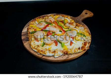 Food picture Scallop pizza topped with various spices