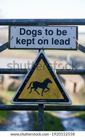 Dogs to be kept on lead sign

