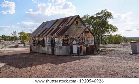 A derelict, rusted corrugated metal building on the Lightening Ridge opal fields
