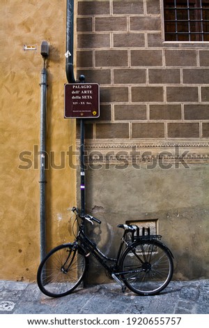 An old bicycle in Florence.