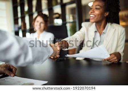 Business woman making plans with somebody, shaking hands. Royalty-Free Stock Photo #1922070194