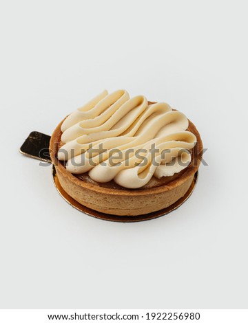 Tartlet with meringue and cream