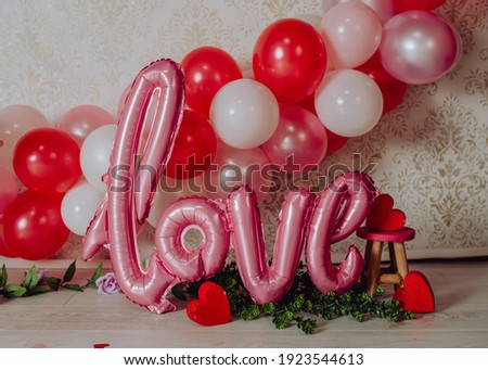 San Valentin mini photoshoot for babies and toddlers in a photo studio with flowers and balloons