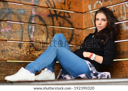 young beautiful dancer posing on a skate parc