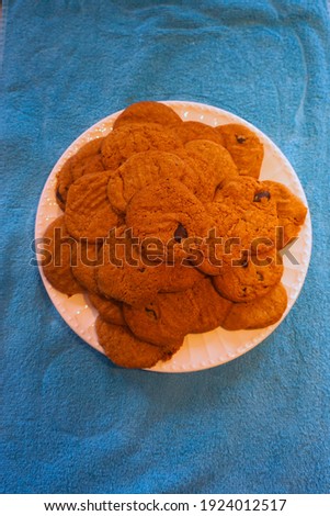A picture of a plate of cookies.