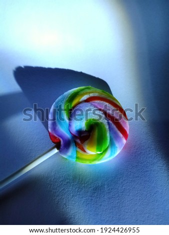 The lollipop comes in many circular colors, with a glow.