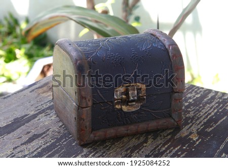 Treasure chests containing buried treasure are part of the popular beliefs surrounding pirates and Old West outlaws.