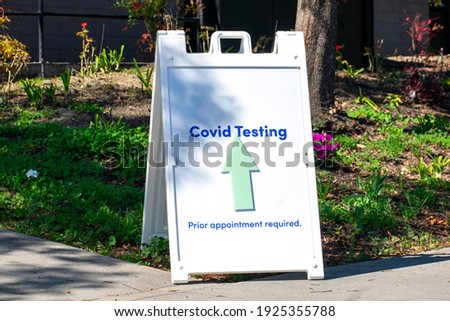 Covid testing, prior appointment required sign with an arrow directs visitors to coronavirus testing center location