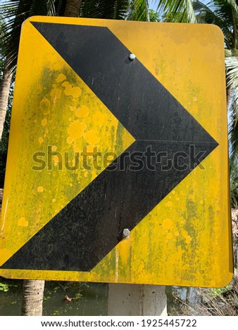 Sign pointing to the right