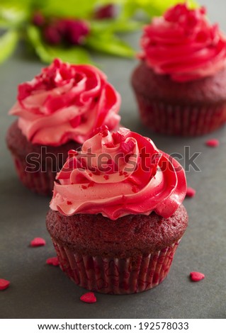 red velvet cupcakes with cream cheese icing