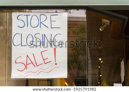 Close-up of store closing sign at a business that failed during the era of Covid-19.