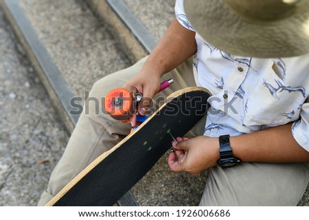 Screwing the bolts to adjust the skateboard, Maintain