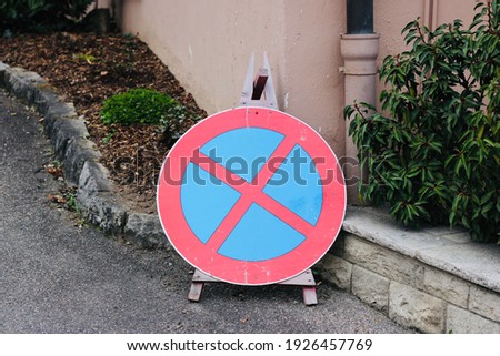 traffic sign with parking and no parking at an entrance path