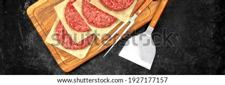 Fresh Raw Minced Homemade Grill Beef Steak Burgers. Raw BBQ Beef Burger Cutlets On Wooden Board, Overhead View. Raw Ground Beef Pork Meat Burger Cutlets For Grilling Or Frying. Raw Hamburger Patty.