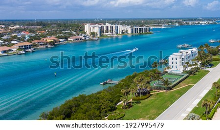 A picture of turquoise water of the intercoastal waterway in Jupiter Florida