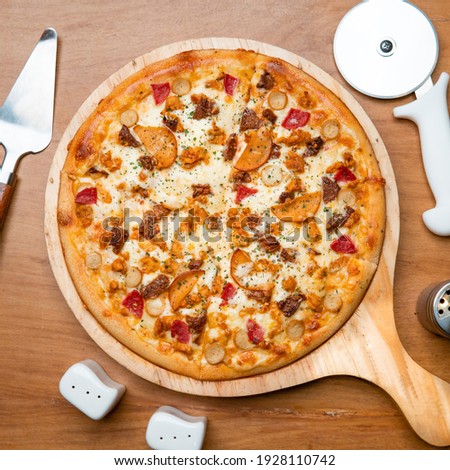 chicken fajita Pizza on a wooden pizza pan with slice and lifter