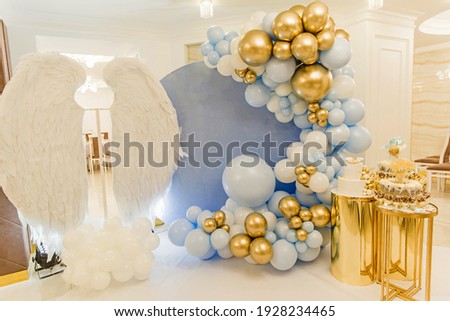 decor with balloons of blue , white and gold collars