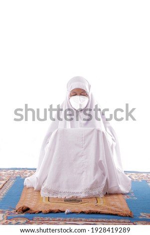 a Muslim mother is saying a prayer. white background