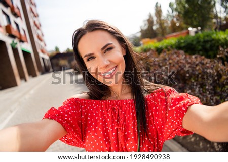 Photo relaxed charming positive young woman hold camera make selfie summer outside in city center outdoors