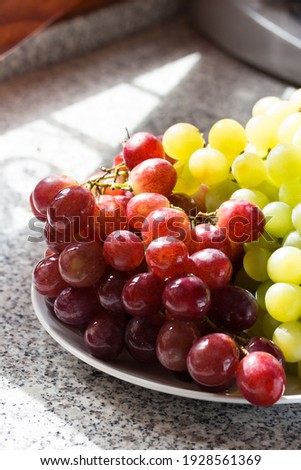 red globe grape, thompson grape in the plate
