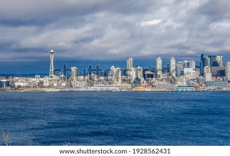 A view of the Seattle waterfron and buildings.