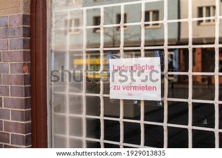Note with the German inscription  Store space for rent in the shop window