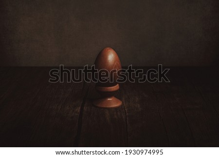 Light painting - wooden walnut egg