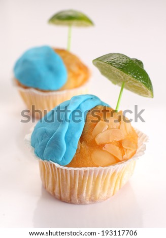 Beach cupcakes with lime umbrella