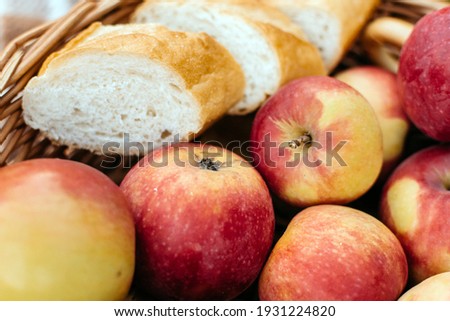 Apples and sliced ​​white bread in a wicker basket