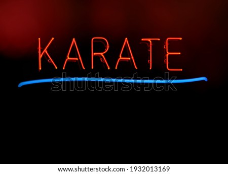 Neon Karate Sign om Black Background