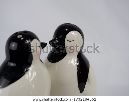 Penguin salt and pepper shakers kissing