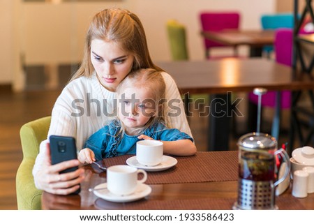 .photos in a cafe with a child. Selfie with my daughter