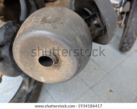 Selective focus of hole of scooter exhaust