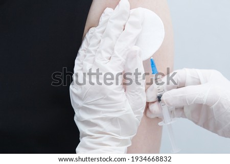 nurse makes a vaccine for a patient