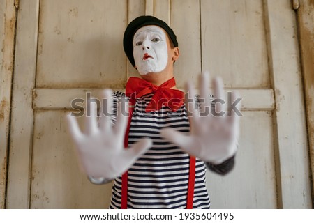 Male mime artist, gesture scene, parody comedy