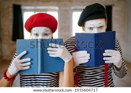 Mime artists, scene with books, parody comedy