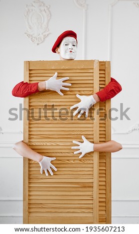 Two mime artists, scene with wooden partition