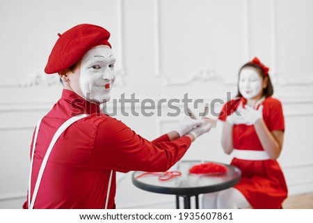 Man and woman, mime artists, scene with gift