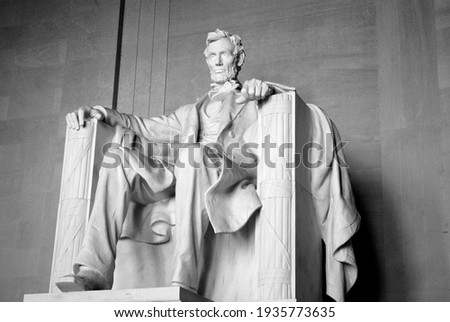 Black and White photo of Lincoln memorial ￼