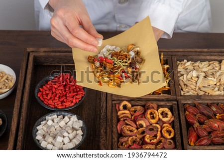 Young Chinese medicine is preparing Chinese herbal medicine