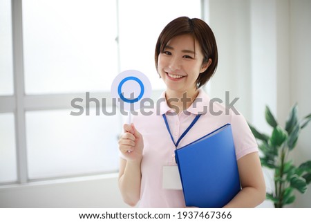 〇 Caregiver with bills and files 
