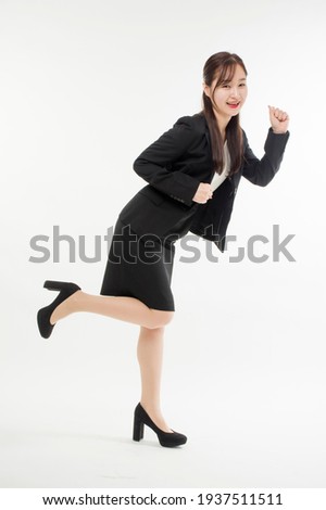 A woman in a suit posing for the start Royalty-Free Stock Photo #1937511511