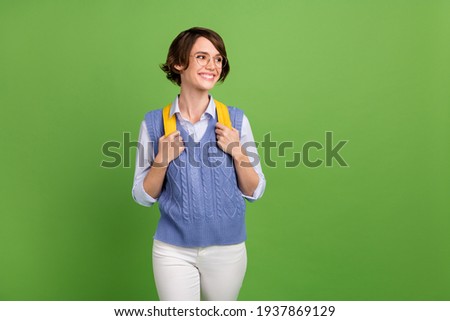 Photo portrait of cheerful student in glasses yellow backpack going to university smiling isolated vibrant green color background