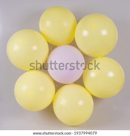 yellow balloons shaped like a daisy                    