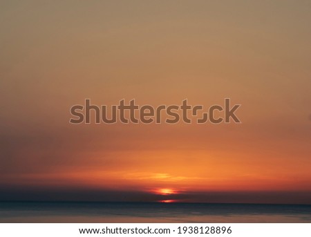 
sea ​​view at dawn, rising sun horizon