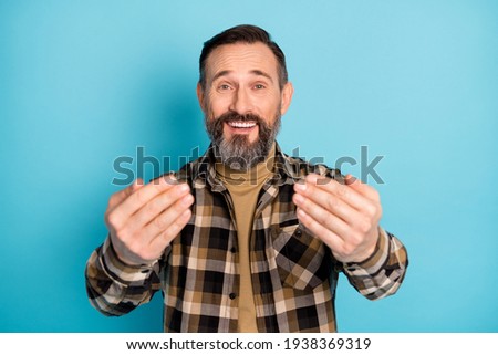 Photo portrait of aged man inviting laughing greeting welcome to party meeting isolated on vibrant blue color background