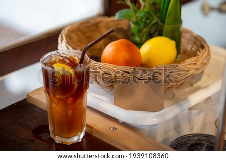 A blank paper sign waiting to fill the message next to a fruit basket in a coffee shop.