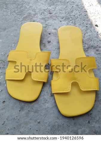 The appearance of Sentites leather sandals with yellow color is elegant and symbolizes a positive and hopeful attitude 